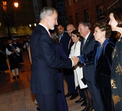 Sus Majestades los Reyes y Sus Altezas Reales la Princesa de Asturias y la Infanta doña Sofía recibidos por la presidenta de la Fundación Princesa de 