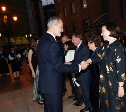 Sus Majestades los Reyes y Sus Altezas Reales la Princesa de Asturias y la Infanta doña Sofía recibidos por la directora de la Fundación Princesa de A