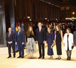 Sus Majestades los Reyes y Sus Altezas Reales la Princesa de Asturias y la Infanta doña Sofía con las autoridades asistentes al concierto