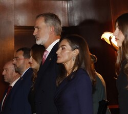 Sus Majestades los Reyes y Sus Altezas Reales la Princesa de Asturias y la Infanta doña Sofía durante la interpretación el Himno Nacional