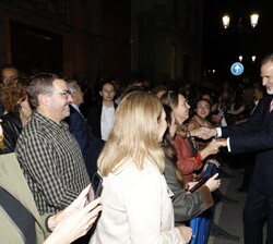 Su Majestad el Rey saluda a las personas congregadas a su salida del Auditorio Palacio de Congresos “Príncipe Felipe”