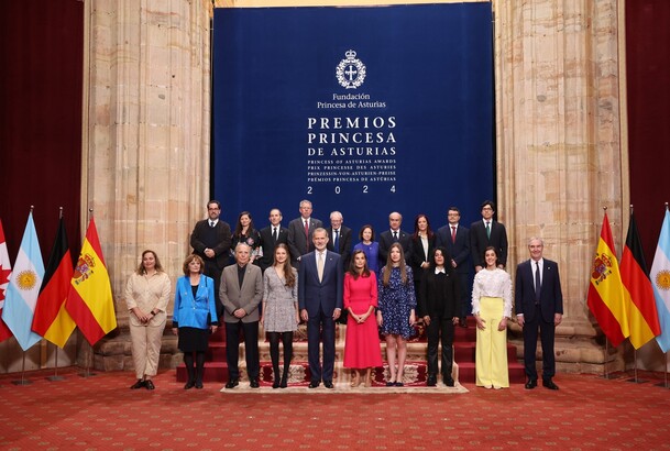 us Majestades los Reyes y Sus Altezas Reales la Princesa de Asturias y la Infanta Doña Sofía junto a los galardonados con los “Premios Princesa 