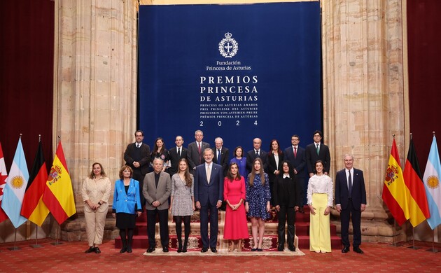 us Majestades los Reyes y Sus Altezas Reales la Princesa de Asturias y la Infanta Doña Sofía junto a los galardonados con los “Premios Princesa de Ast
