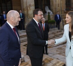 Saludo de la Princesa de Asturias con las autoridades