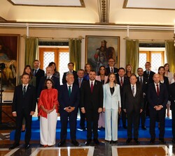 La Princesa de Asturias junto a los miembros de la corporación municipal del Ayuntamiento de Oviedo y autoridades