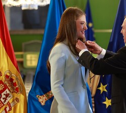 Su Alteza Real la Princesa de Asturias recibe el título de Alcaldesa Honoraria de Oviedo de manos del alcalde de Oviedo, Alfredo Canteli