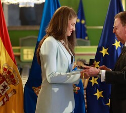 Doña Leonor recibe el bastón de mando