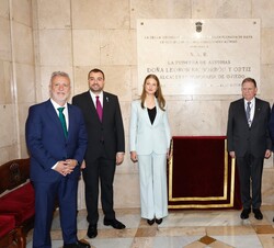 La Princesa de Asturias junto a la placa conmemorativa de la efeméride y autoridades