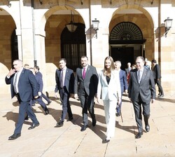 Doña Leonor sale del Ayuntamiento de Oviedo