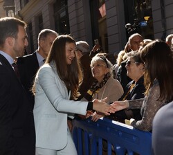 Doña Leonor recibe el cariño de los vecinos de Oviedo