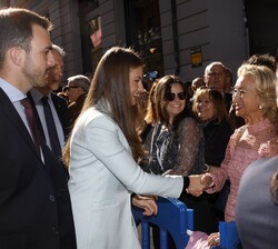Doña Leonor recibe el saludo de los ovetenses