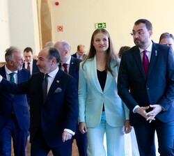 La Princesa de Asturias a su llegada al edificio histórico de la Universidad de Oviedo, acompañada por el presidente del Principado de Asturias, miemb