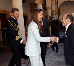 Saludo de la princesa de Asturias al rector magnífico de la Universidad de Oviedo, Ignacio Villaverde, antes de acceder al interior del edificio histó