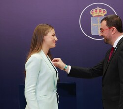 Momento en el que el presidente del Principado de Asturias, Adrián Barbón, impone la Medalla de Asturias a Su Alteza Real la Princesa de Asturias