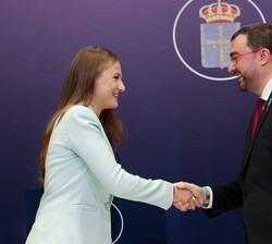 Su Alteza Real la Princesa de Asturias recibe el saludo del presidente del Principado de Asturias, Adrián Barbón, tras imponerle la Medalla de Asturia