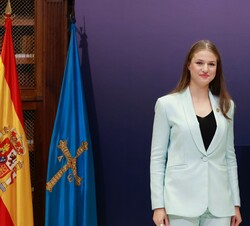 Doña Leonor acompañada por el presidente del Principado de Asturias, Adrián Barbón, tras imponerle la Medalla de Asturias 