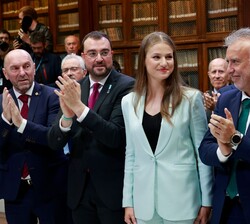 Doña Leonor recibe el aplauso de los asistentes tras recibir la Medalla de Asturias