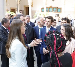 Su Alteza Real la Princesa de Asturias conversa con los asistentes tras el acto 