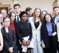 La Princesa de Asturias acompañada por algunos de los asistentes a la ceremonia de entrega de la Medalla de Asturias 
