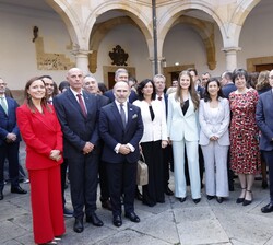 Doña Leonor se fotografía con algunos de los asistentes al acto 
