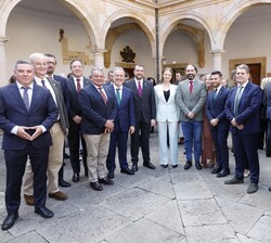 Su Alteza Real la Princesa de Asturias acompañada por algunos de los asistentes a la entrega de la Medalla de Asturias