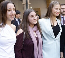 La Princesa Leonor se fotografía con jóvenes asistentes al acto