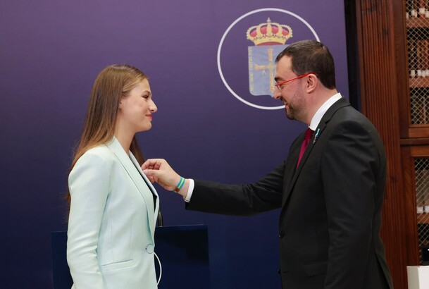 Momento en el que el presidente del Principado de Asturias, Adrián Barbón, impone la Medalla de Asturias a Su Alteza Real la Princesa de Asturias