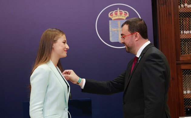 Momento en el que el presidente del Principado de Asturias, Adrián Barbón, impone la Medalla de Asturias a Su Alteza Real la Princesa de Asturias