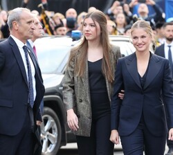 Sus Altezas Reales la Princesa de Asturias y la Infanta Doña Sofía a su llegada al Teatro Campoamor de Oviedo