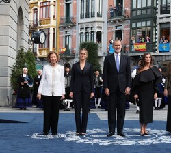 La Familia Real a su llegada al Teatro Campoamor de Oviedo