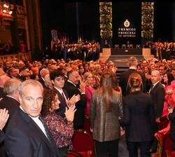 La Familia Real accede al interior del Teatro Campoamor