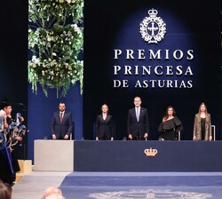 Interpretación del Himno Nacional por la Real Banda de Gaitas “Ciudad de Oviedo”