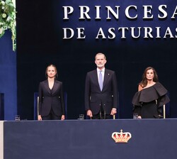 Sus Majestades los Reyes acompañados de Sus Altezas Reales la Princesa de Asturias y la Infanta Doña Sofía durante la interpretación del Himno Naciona