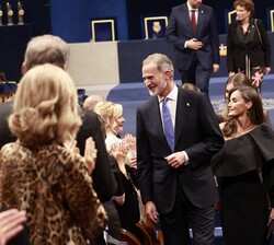 Sus Majestades los Reyes acompañados de Sus Altezas Reales la Princesa de Asturias y la Infanta Doña Sofía abandonan el Teatro Campoamor