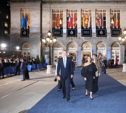 Sus Majestades los Reyes acompañados de Sus Altezas Reales la Princesa de Asturias y la Infanta Doña Sofía abandonan el Teatro Campoamor