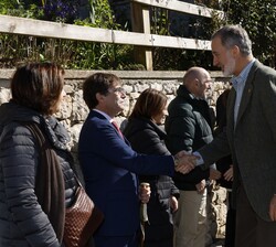 Recibimiento de las autoridades a los Los Reyes y la Princesa de Asturias y la Infanta Doña Sofía, a su llegada a Sotres