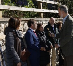 El alcalde de Cabrales, José Sánchez, entregó a Don Felipe el bastón de mando