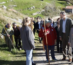 Don Felipe y Doña Letizia y sus hijas Doña Leonor y Doña Sofía con los montañeros y guías técnicos deportivos de alta montaña