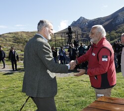 Don Felipe recibe el saludo del guarda del Refugio Vega de Urriellu, Tomás Fernández