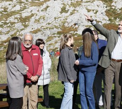 Don Felipe y Doña Letizia y sus hijas Doña Leonor y Doña Sofía llegaron al Mirador de Sierra Amor y el guarda del Refugio Vega de Urriellu, Tomás Fern