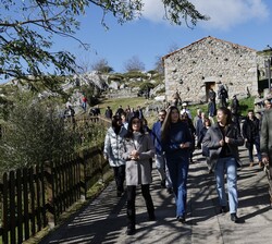 Don Felipe y Doña Letizia y sus hijas Doña Leonor y Doña Sofía en las calles de Sotres