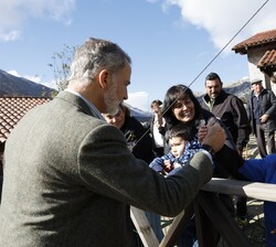 Don Felipe intercambia un saludo con un niño de Sotres