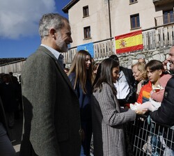 La Familia Real comparte conversación con los vecinos
