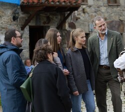 Sus Majestades los Reyes y Sus Altezas Reales la Princesa de Asturias y la Infanta doña Sofía durante la visita a Sotres