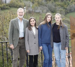 Don Felipe y Doña Letizia y sus hijas Doña Leonor y Doña Sofía junto a la placa conmemorativa de la visita a Sotres