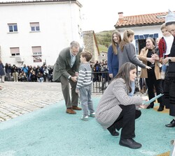 Don Felipe y Doña Letizia y sus hijas Doña Leonor y Doña Sofía en el parque infantil de Sotres