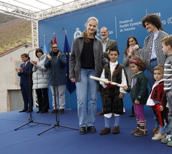Doña Leonor tras entregar el Premio al “Pueblo Ejemplar de Asturias 2024” a Sotres