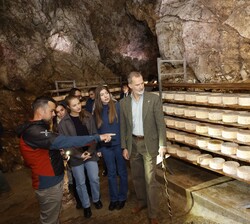Don Felipe y Doña Letizia y sus hijas Doña Leonor y Doña Sofía visitaron la Cueva de Jorcadiellu, una de las cuevas de secado y curado del queso de Ca