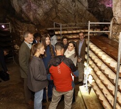 Visitaron la Cueva de Jorcadiellu