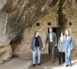 Don Felipe y Doña Letizia y sus hijas Doña Leonor y Doña Sofía a la salida de la Cueva de Jorcadiellu